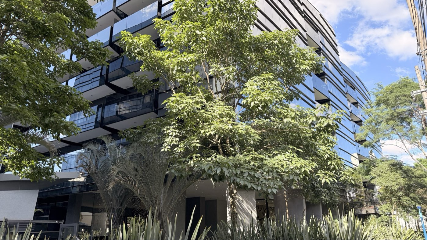 Fachada arborizada do edifício da Clínica UOMO, na Vila Mariana