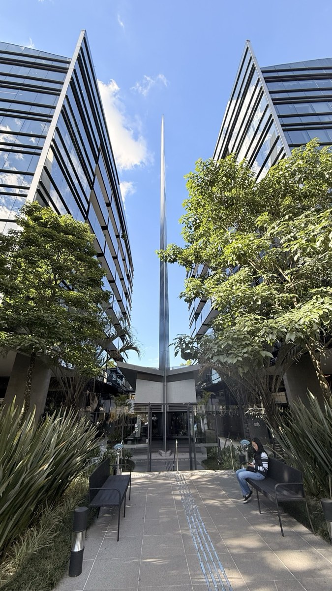 Entrada do edifício onde fica a Clínica UOMO, em São Paulo